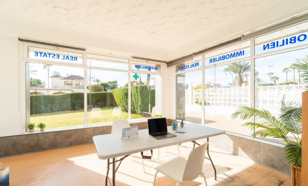Alquiler a largo plazo - Commercial Unit -
Orihuela Costa - La Zenia