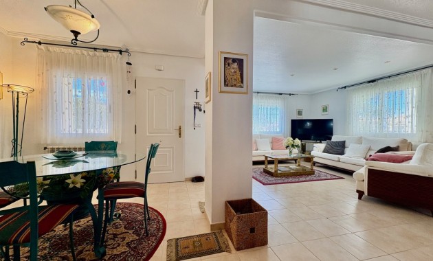 Venta - Chalet -
Orihuela Costa - Las Filipinas