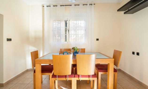 Resale - house -
Orihuela Costa - Los Almendros-La Florida