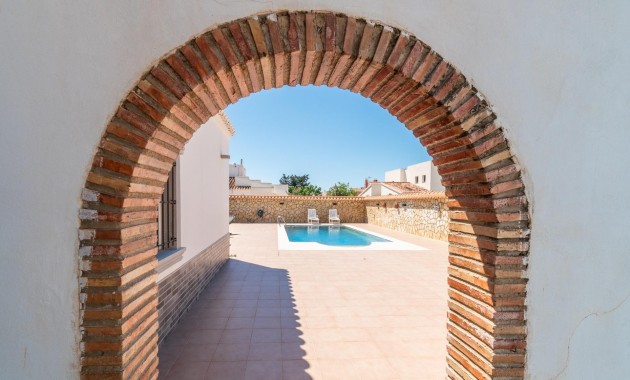Sale - Villa -
Torrevieja - Torreta florida