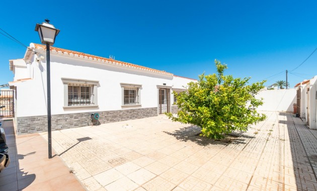 Sale - Villa -
Torrevieja - Torreta florida