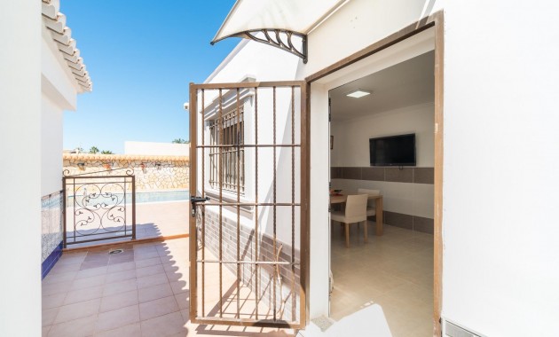 Sale - Villa -
Torrevieja - Torreta florida