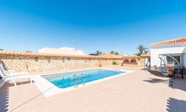 Sale - Villa -
Torrevieja - Torreta florida