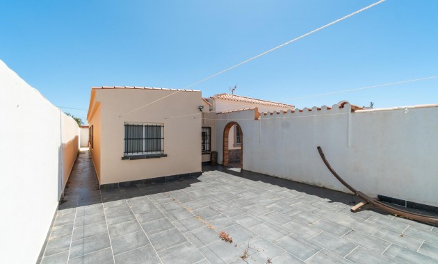 Sale - Villa -
Torrevieja - Torreta florida