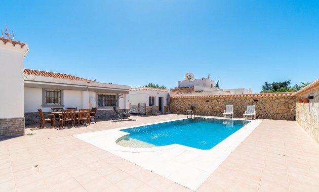 Sale - Villa -
Torrevieja - Torreta florida