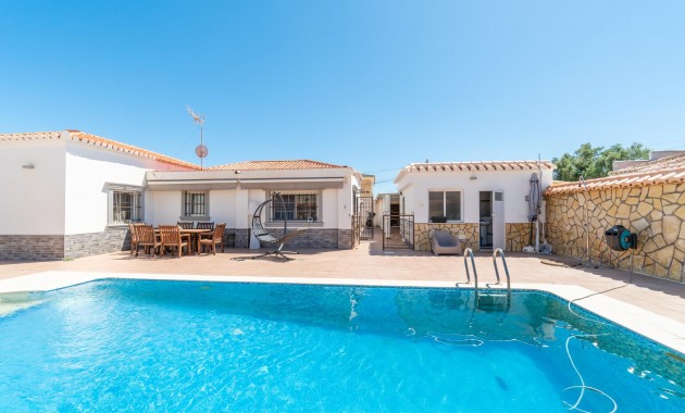 Sale - Villa -
Torrevieja - Torreta florida