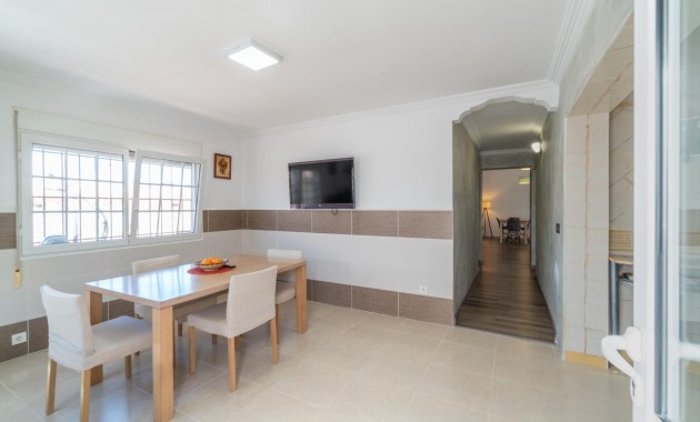 Sale - Villa -
Torrevieja - Torreta florida