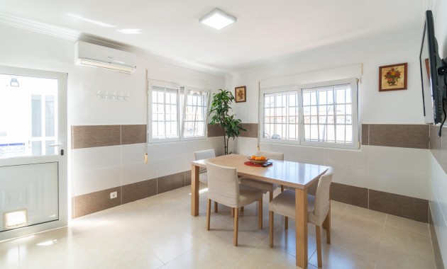 Sale - Villa -
Torrevieja - Torreta florida