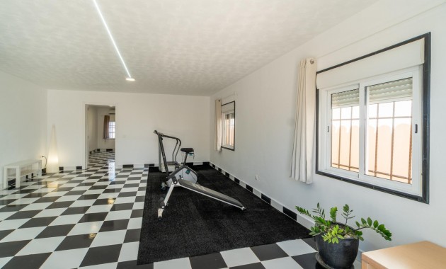 Sale - Villa -
Torrevieja - Torreta florida