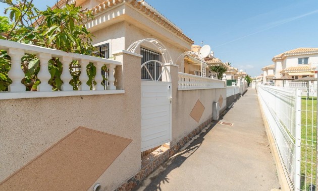 Resale - Chalet -
Orihuela Costa - Playa Flamenca