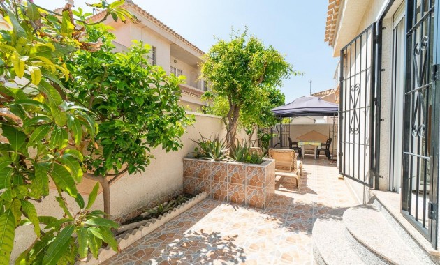 Resale - Chalet -
Orihuela Costa - Playa Flamenca