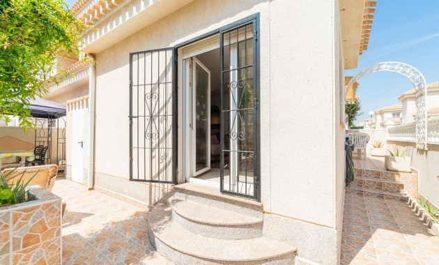 Resale - Chalet -
Orihuela Costa - Playa Flamenca