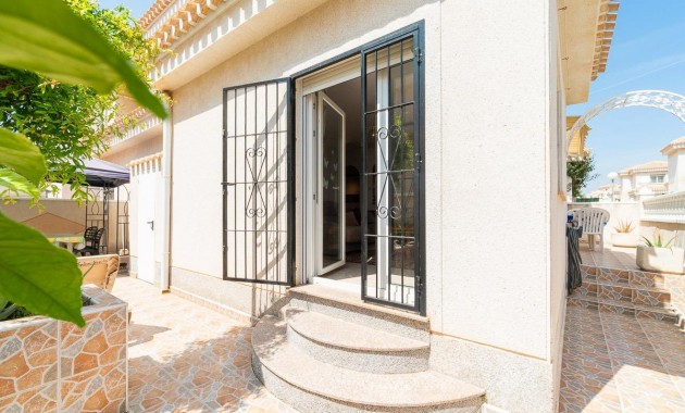 Resale - Chalet -
Orihuela Costa - Playa Flamenca