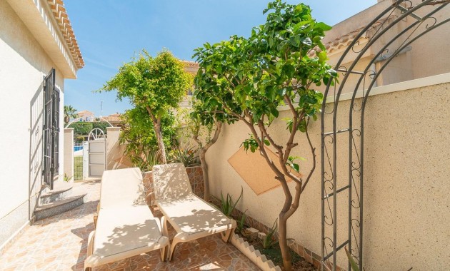 Resale - Chalet -
Orihuela Costa - Playa Flamenca