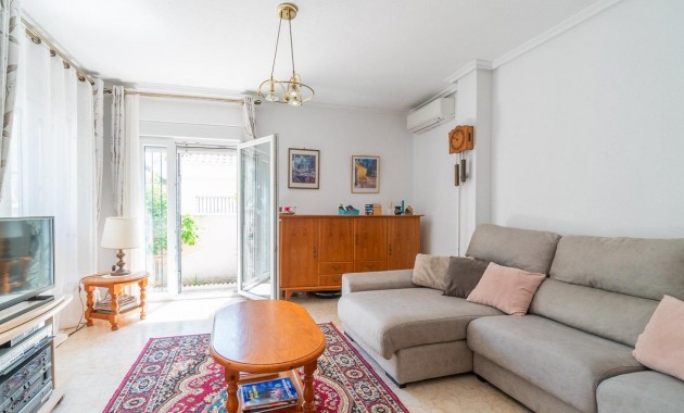 Resale - Chalet -
Orihuela Costa - Playa Flamenca