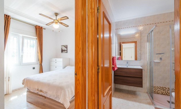 Resale - Chalet -
Orihuela Costa - Playa Flamenca