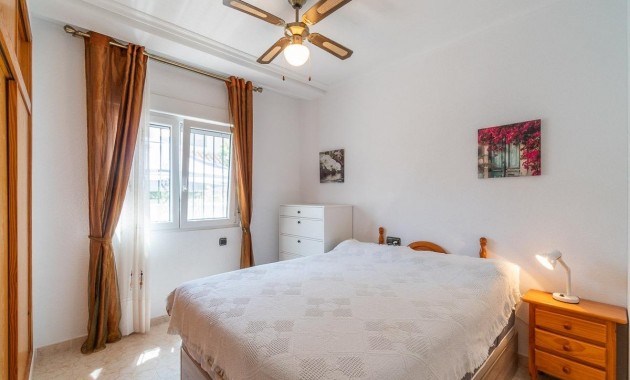 Resale - Chalet -
Orihuela Costa - Playa Flamenca