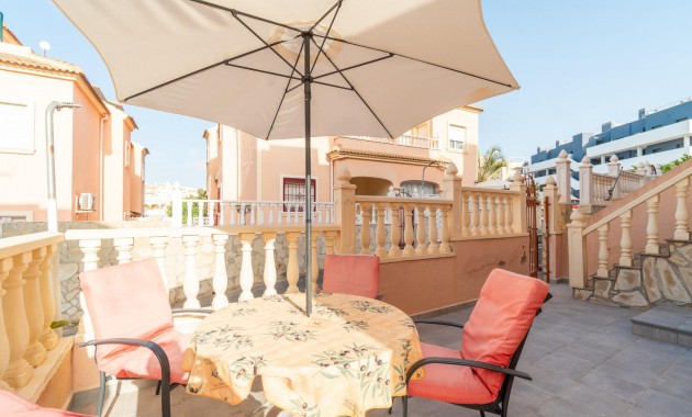 Resale - Terraced house -
Orihuela Costa - La Zenia