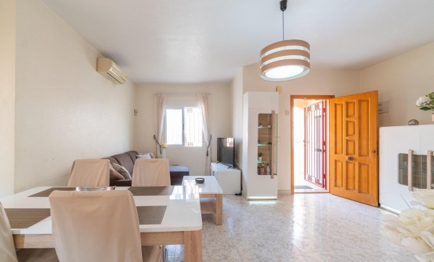 Resale - Terraced house -
Orihuela Costa - La Zenia