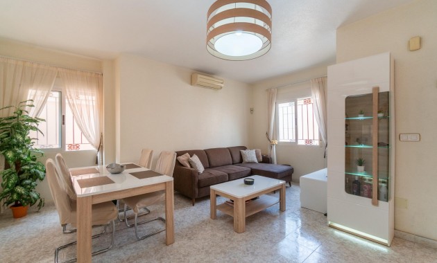 Resale - Terraced house -
Orihuela Costa - La Zenia