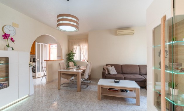 Resale - Terraced house -
Orihuela Costa - La Zenia