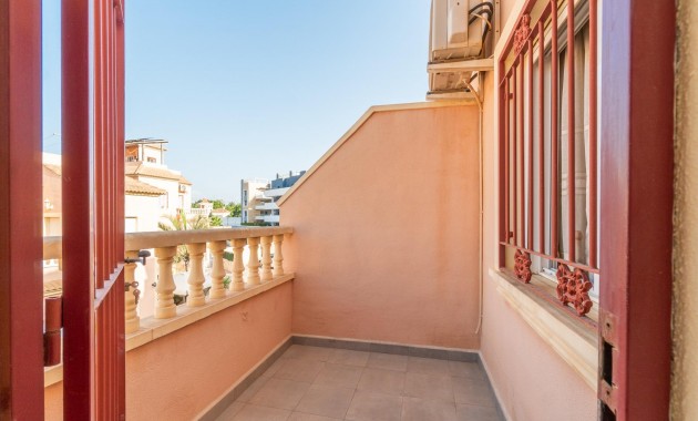 Resale - Terraced house -
Orihuela Costa - La Zenia