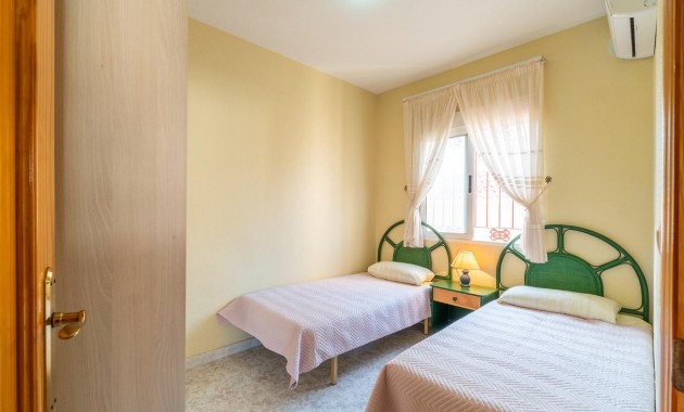 Resale - Terraced house -
Orihuela Costa - La Zenia