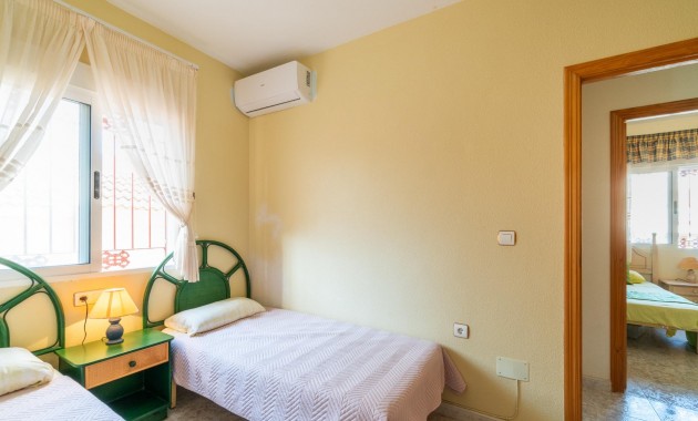 Resale - Terraced house -
Orihuela Costa - La Zenia